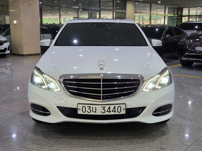 2016 Mercedes-Benz E-Class E300 Elegance photo 2