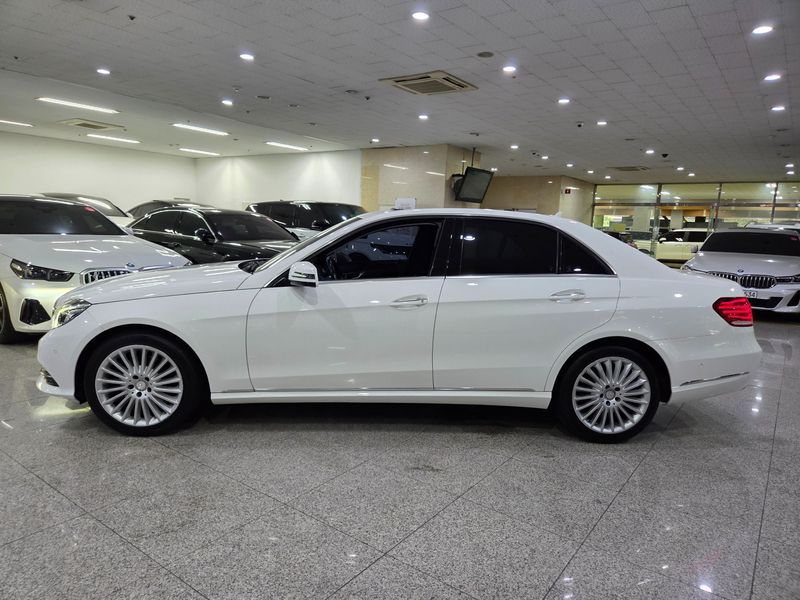 2016 Mercedes-Benz E-Class E300 Elegance photo 3