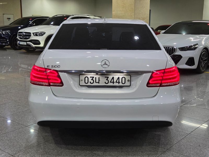 2016 Mercedes-Benz E-Class E300 Elegance photo 4