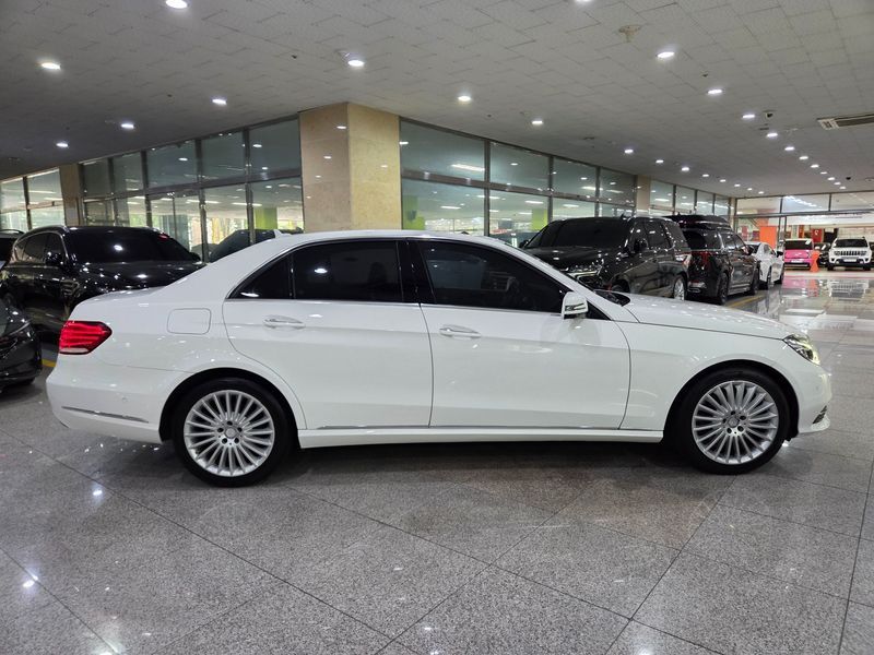 2016 Mercedes-Benz E-Class E300 Elegance photo 5