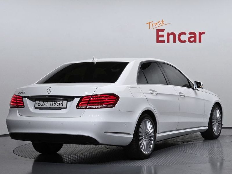 2016 Mercedes-Benz E-Class E300 Elegance photo 2