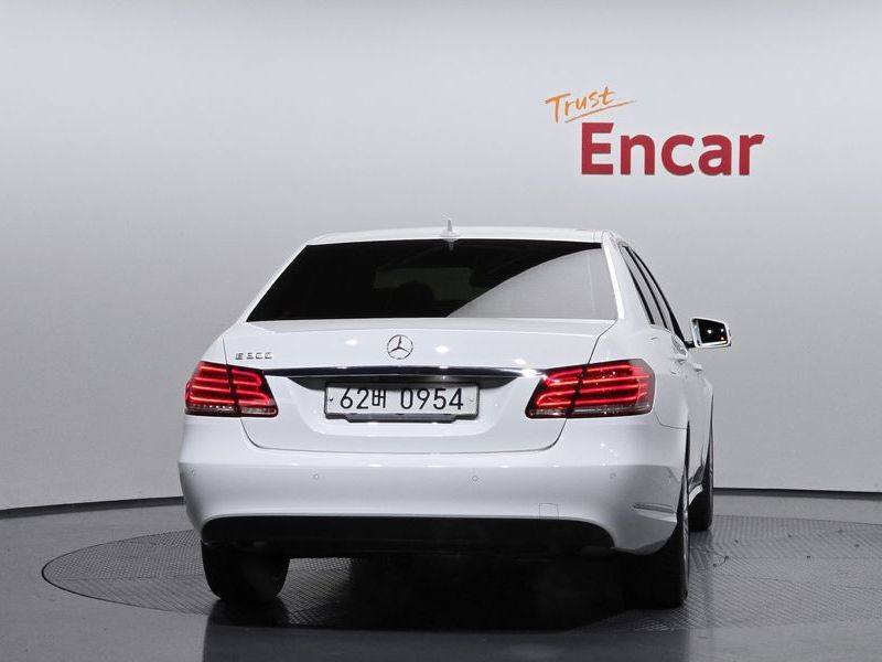 2016 Mercedes-Benz E-Class E300 Elegance photo 4