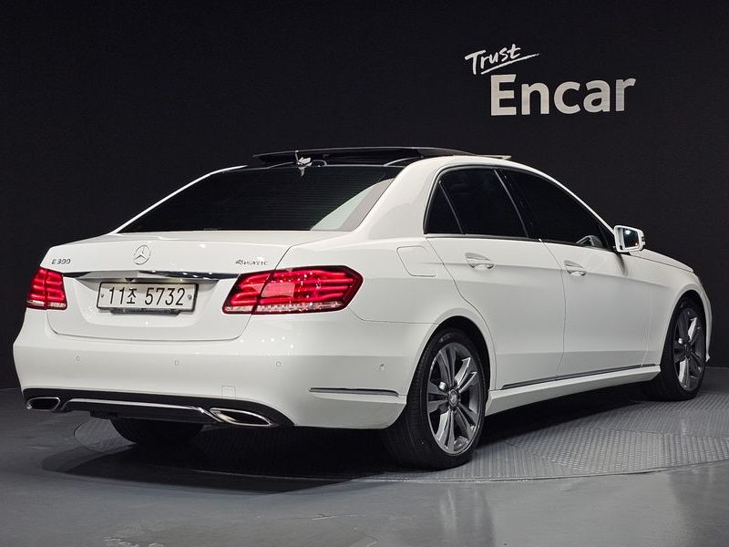 2016 Mercedes-Benz E-Class E300 4MATIC Avantgarde photo 2