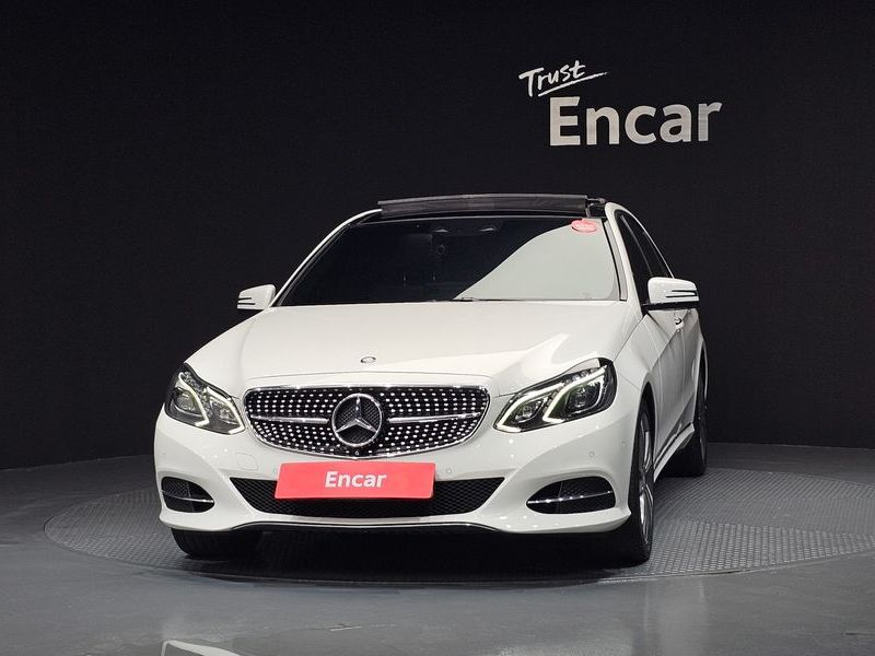 2016 Mercedes-Benz E-Class E300 4MATIC Avantgarde photo 3