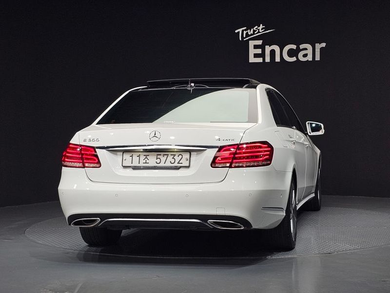 2016 Mercedes-Benz E-Class E300 4MATIC Avantgarde photo 4