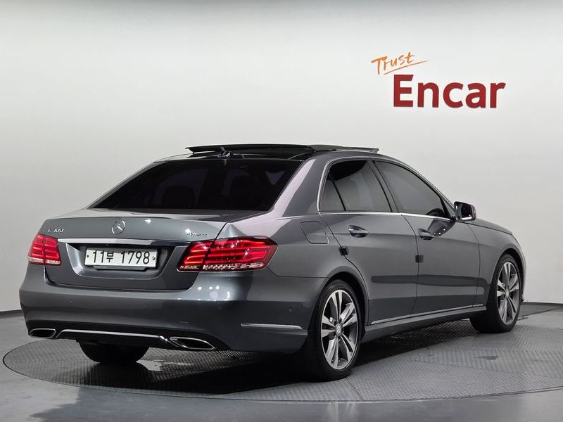 2016 Mercedes-Benz E-Class E300 4MATIC Avantgarde photo 2