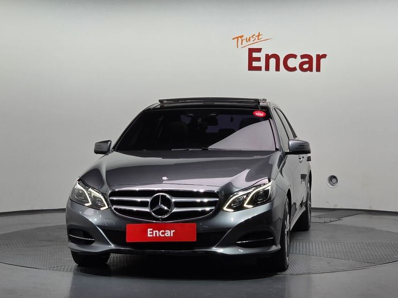 2016 Mercedes-Benz E-Class E300 4MATIC Avantgarde photo 3