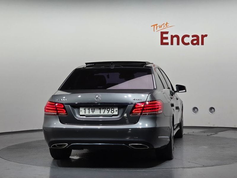 2016 Mercedes-Benz E-Class E300 4MATIC Avantgarde photo 4