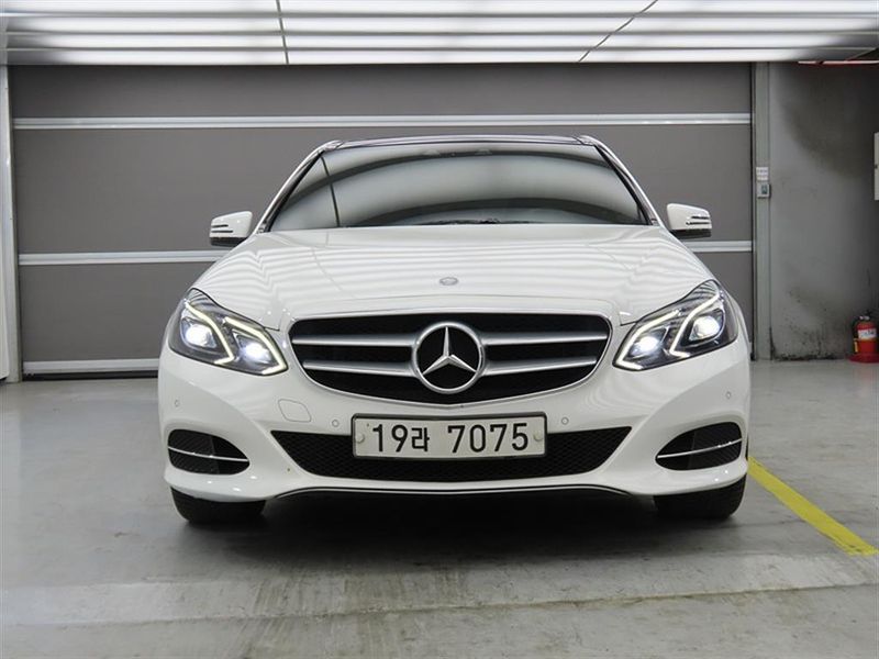 2014 Mercedes-Benz E-Class E300 4MATIC Avantgarde photo 2