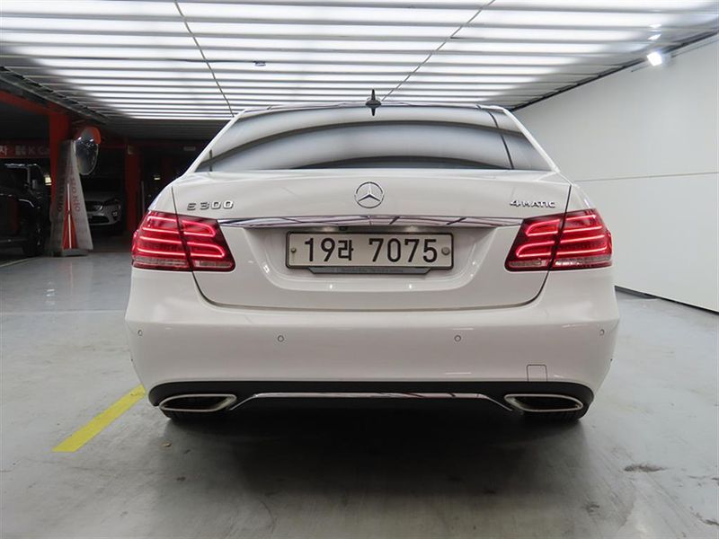 2014 Mercedes-Benz E-Class E300 4MATIC Avantgarde photo 3