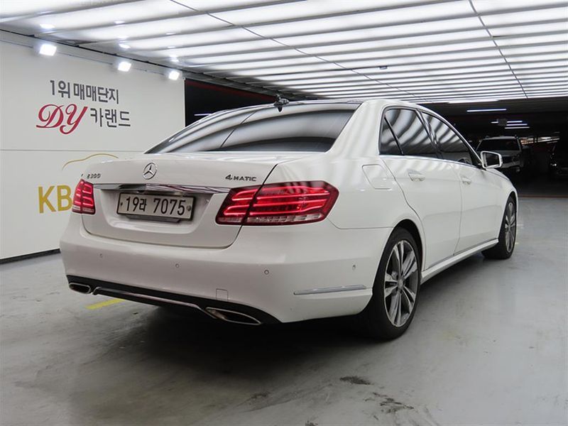 2014 Mercedes-Benz E-Class E300 4MATIC Avantgarde photo 4