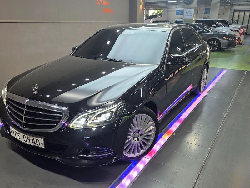 2016 Mercedes-Benz E-Class E300 Elegance photo 2