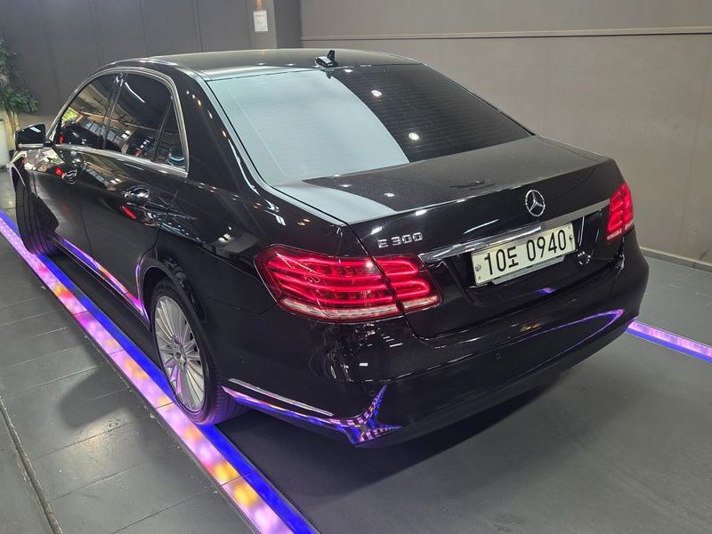 2016 Mercedes-Benz E-Class E300 Elegance photo 5