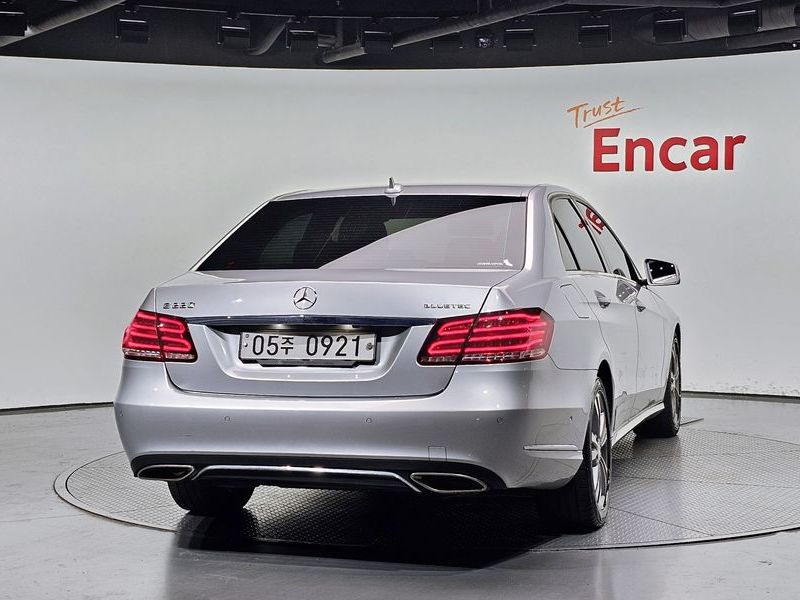 2016 Mercedes-Benz E-Class E220 Bluetec Avantgarde photo 4