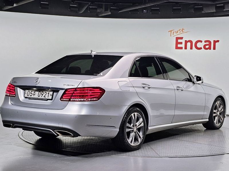 2016 Mercedes-Benz E-Class E220 Bluetec Avantgarde photo 2