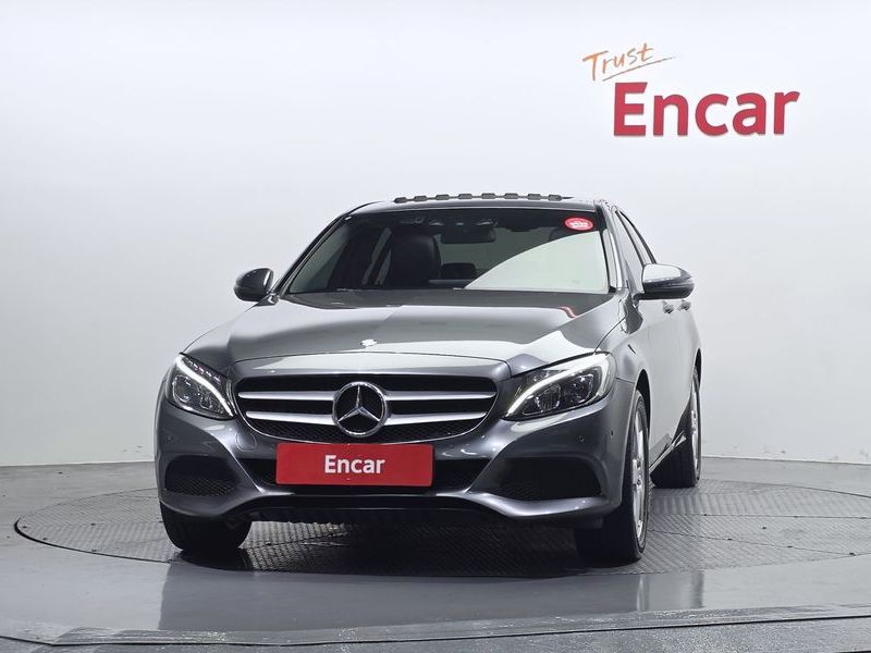 2017 Mercedes-Benz C-Class C200 photo 3