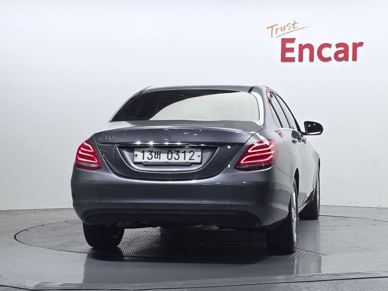 2017 Mercedes-Benz C-Class C200 photo 4