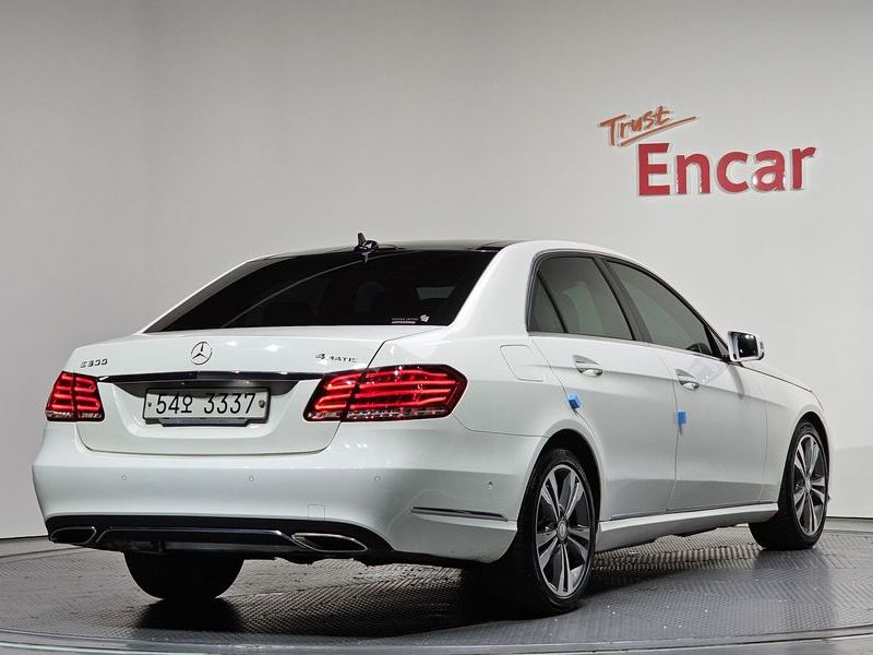 2015 Mercedes-Benz E-Class E300 4MATIC Avantgarde photo 2