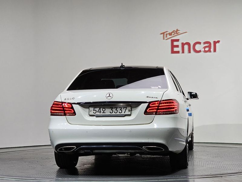 2015 Mercedes-Benz E-Class E300 4MATIC Avantgarde photo 4