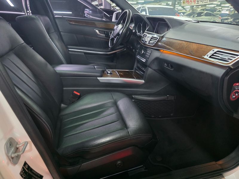 2016 Mercedes-Benz E-Class E300 Elegance photo 5