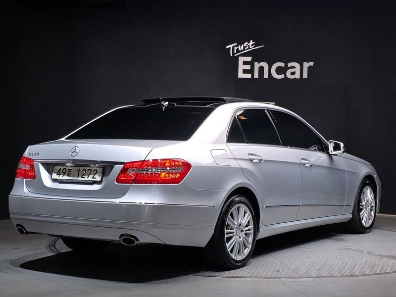 2012 Mercedes-Benz E-Class E300 Elegance photo 2