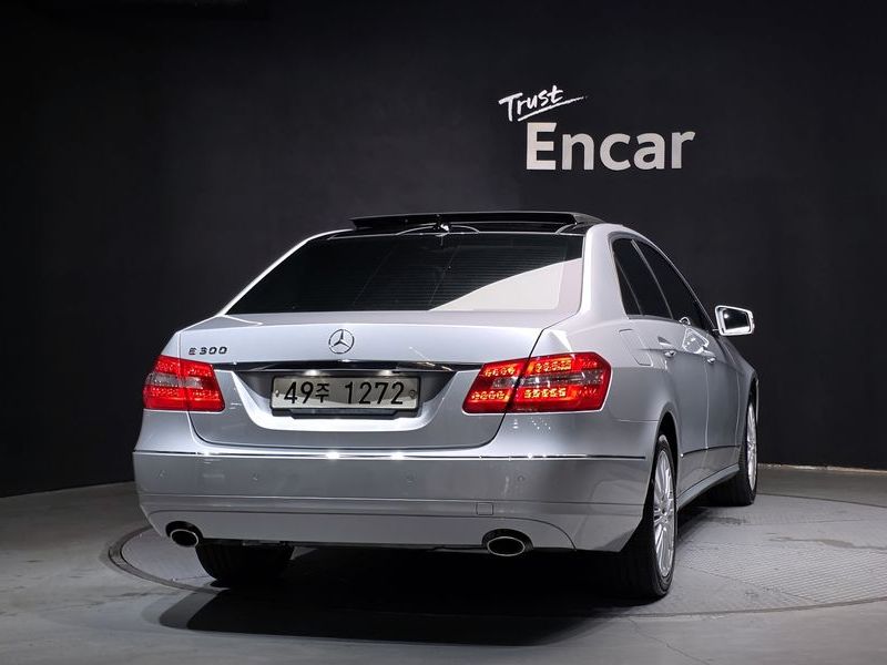 2012 Mercedes-Benz E-Class E300 Elegance photo 4