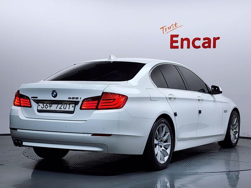 2013 BMW 5 Series 528i xDrive photo 2