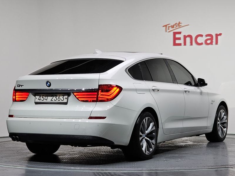 2013 BMW 5 Series GT 30d xDrive photo 2