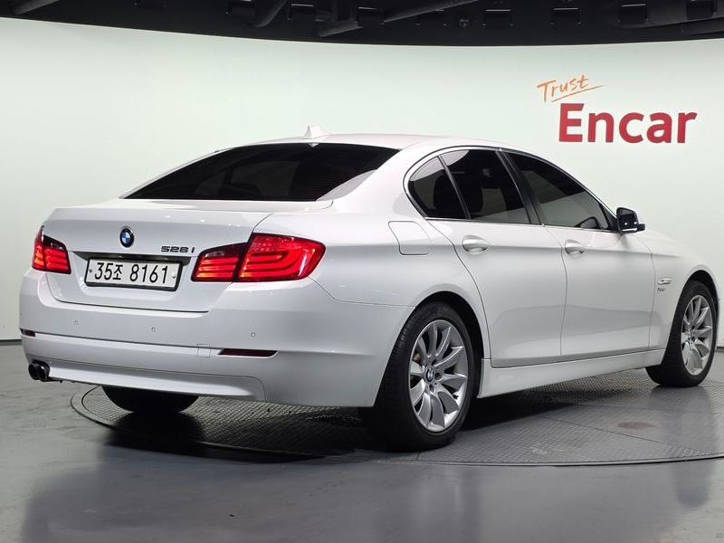 2012 BMW 5 Series 528i xDrive photo 2
