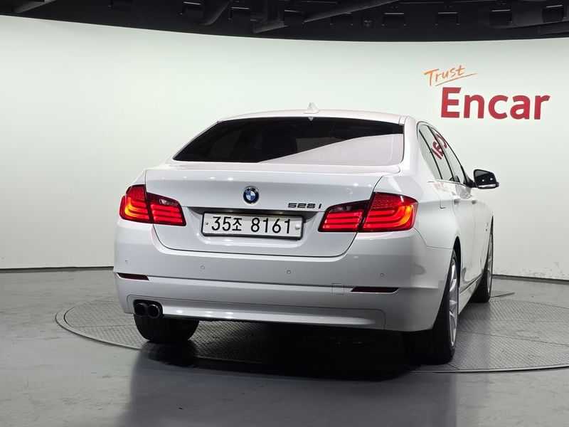 2012 BMW 5 Series 528i xDrive photo 4