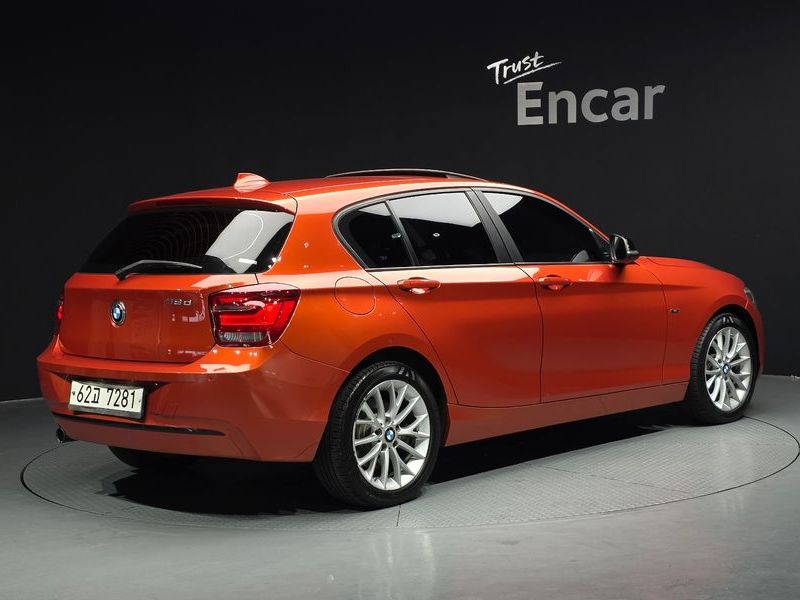 2015 BMW 1 Series 118d Sport 5Door photo 2