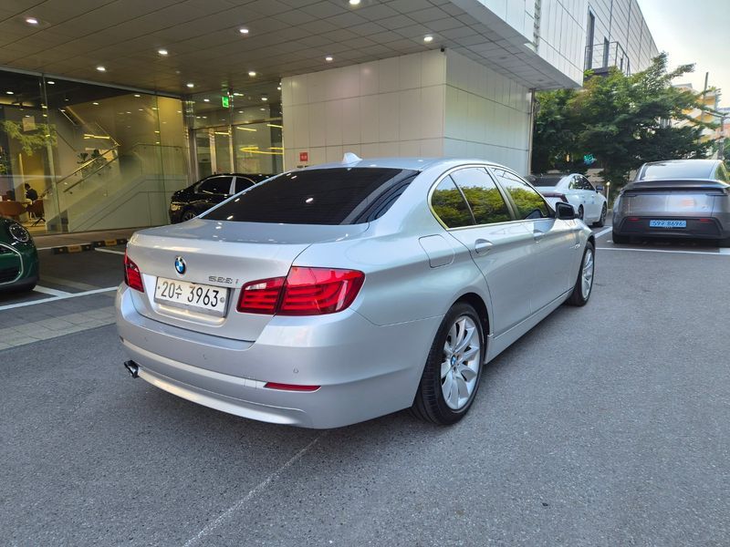 2012 BMW 5 Series 528i photo 2