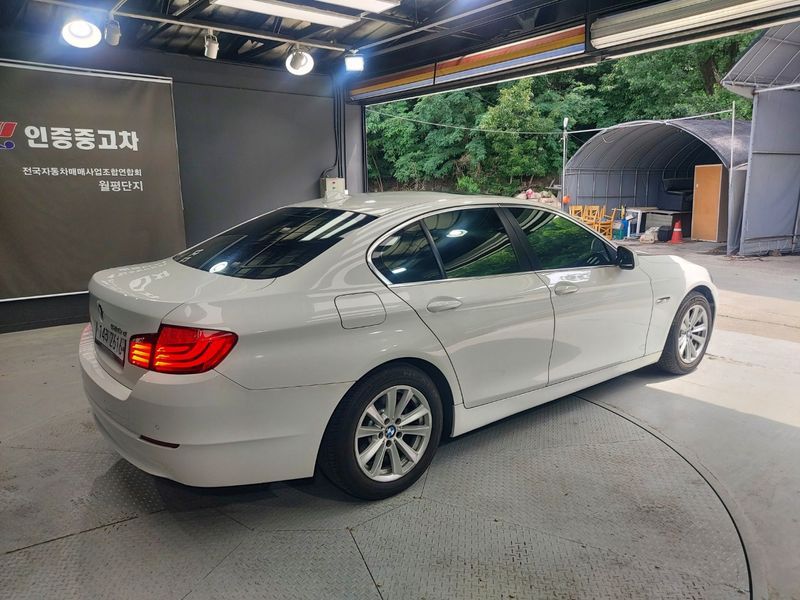 2013 BMW 5 Series 520d photo 4