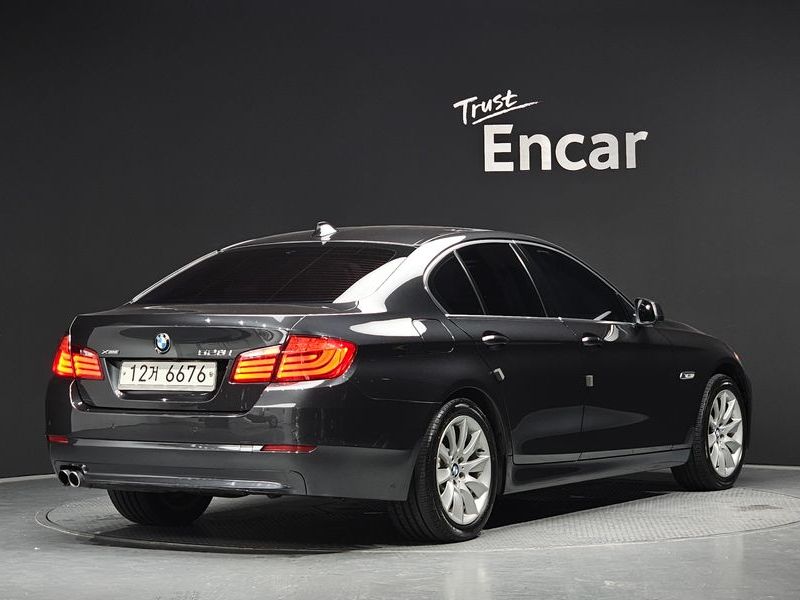2013 BMW 5 Series 528i xDrive photo 2