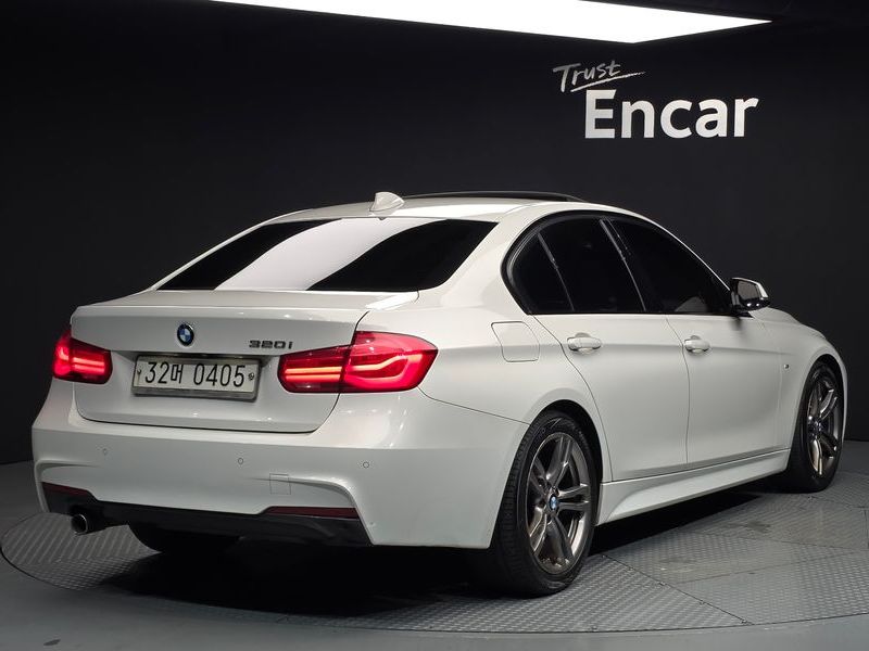 2016 BMW 3 Series 320i M Sport photo 2