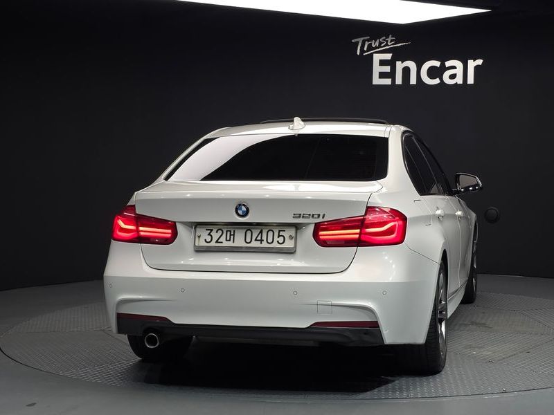 2016 BMW 3 Series 320i M Sport photo 4