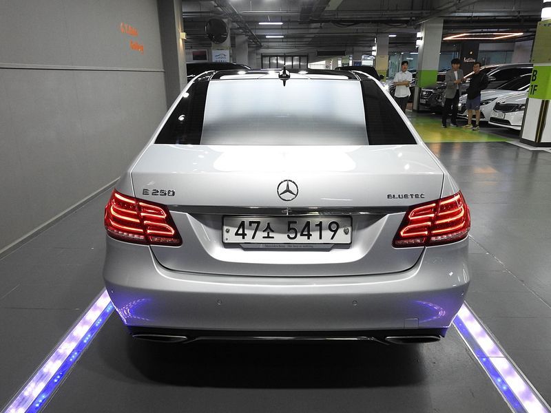 2015 Mercedes-Benz E-Class E250 BlueTec 4MATIC AV photo 4
