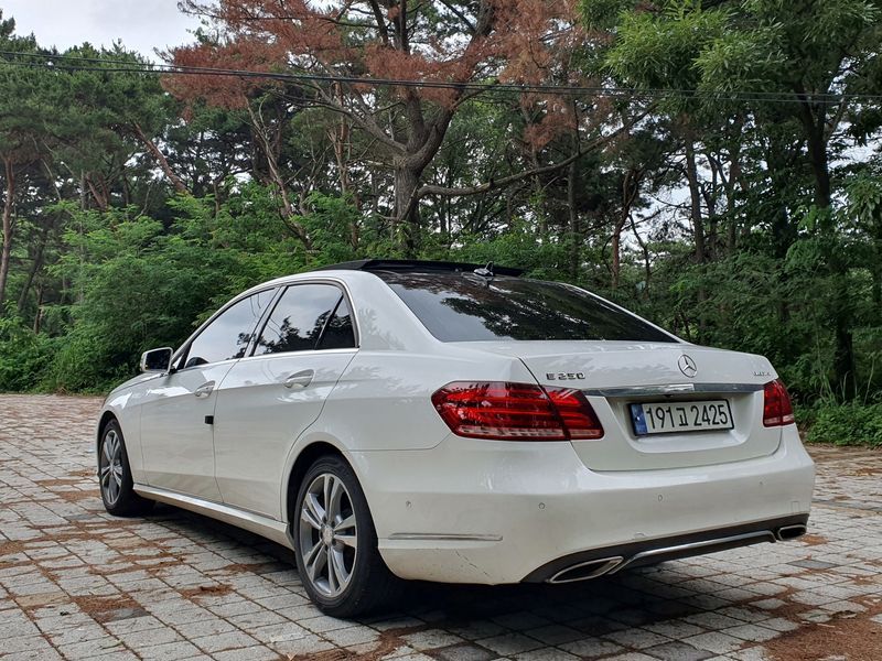 2015 Mercedes-Benz E-Class E250 BlueTec 4MATIC AV photo 2