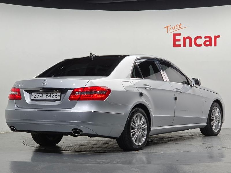 2012 Mercedes-Benz E-Class E300 Elegance photo 2
