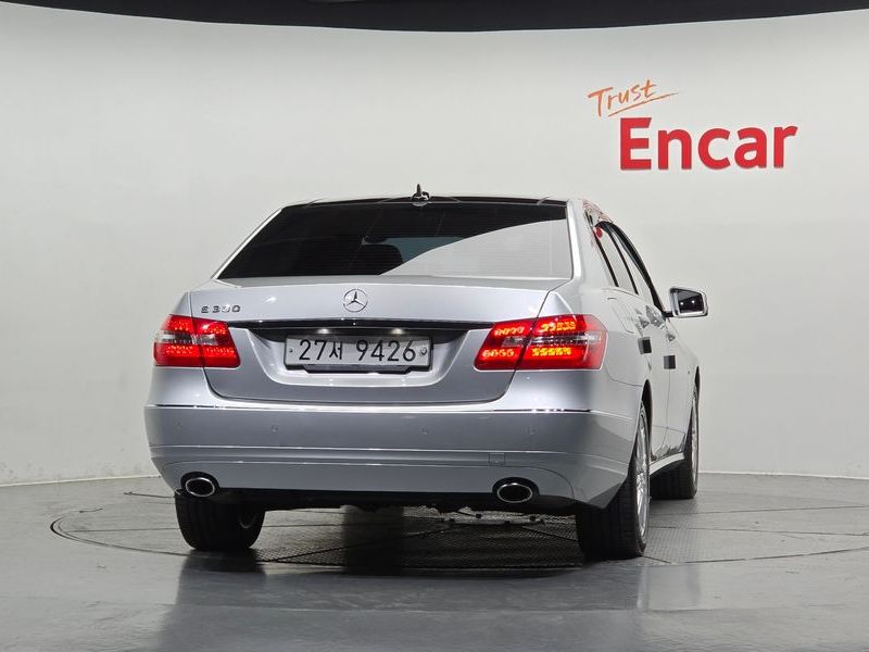 2012 Mercedes-Benz E-Class E300 Elegance photo 4