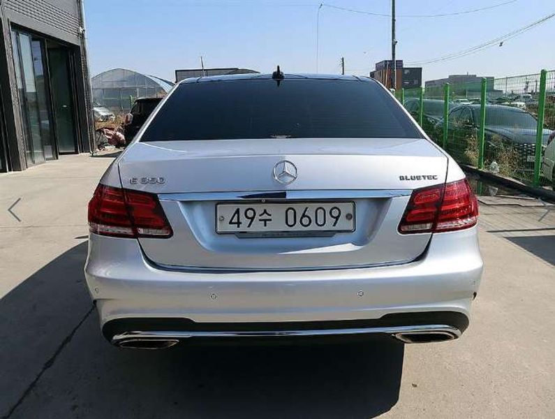 2016 Mercedes-Benz E-Class E350 BlueTec 4MATIC photo 4
