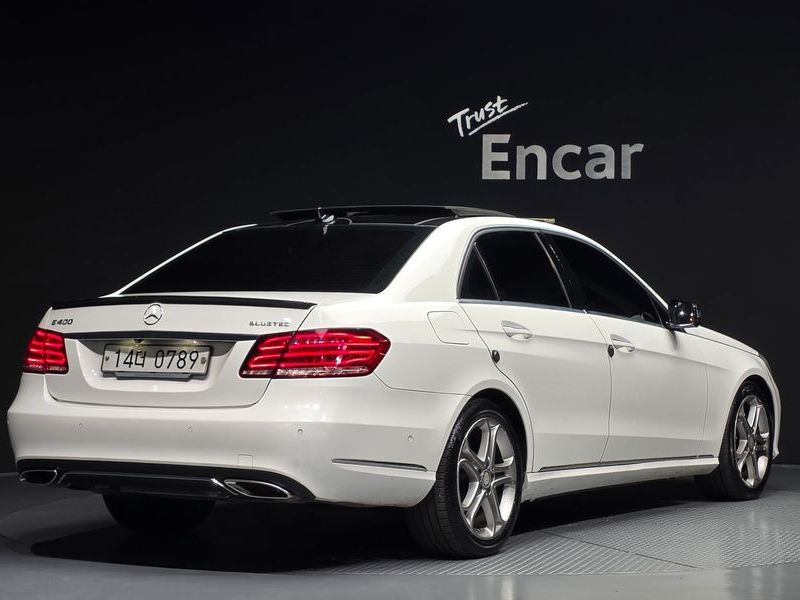2016 Mercedes-Benz E-Class E250 BlueTec 4MATIC AV photo 2