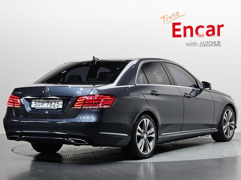 2015 Mercedes-Benz E-Class E300 4MATIC Avantgarde photo 2
