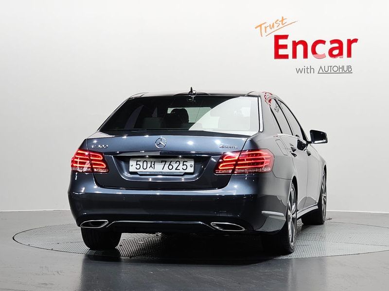 2015 Mercedes-Benz E-Class E300 4MATIC Avantgarde photo 4