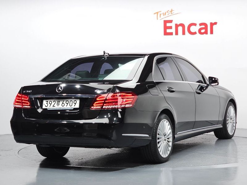 2016 Mercedes-Benz E-Class E300 Elegance photo 2