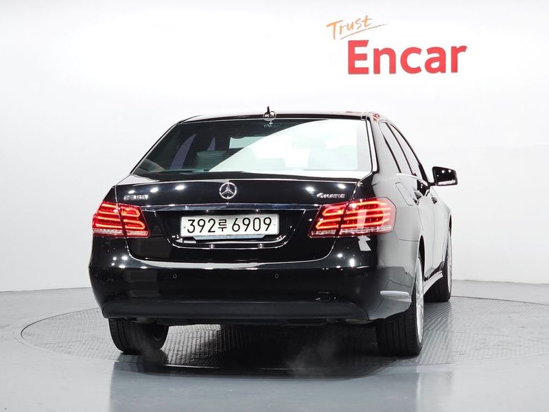 2016 Mercedes-Benz E-Class E300 Elegance photo 4