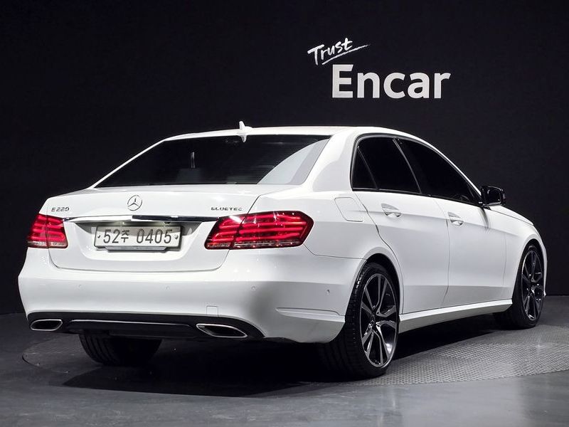 2016 Mercedes-Benz E-Class E220 Bluetec Avantgarde Sport photo 2
