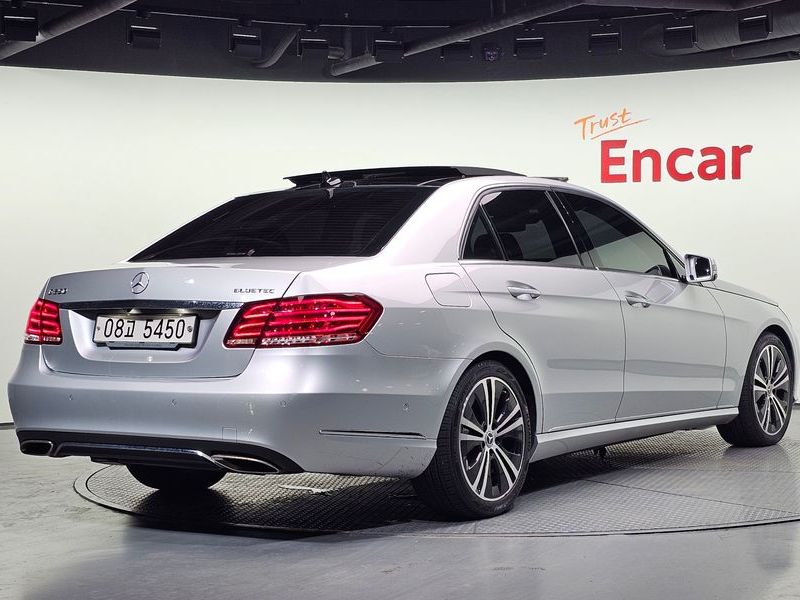 2016 Mercedes-Benz E-Class E250 BlueTec 4MATIC AV photo 2