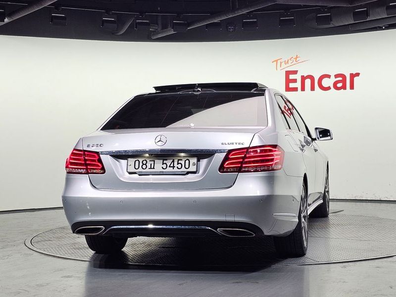 2016 Mercedes-Benz E-Class E250 BlueTec 4MATIC AV photo 4
