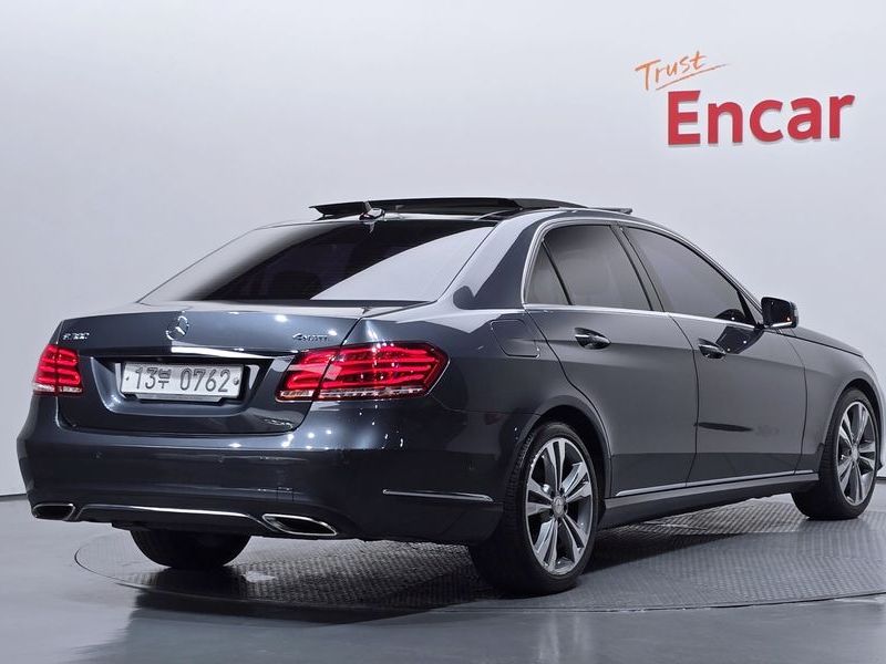 2016 Mercedes-Benz E-Class E300 4MATIC Avantgarde photo 2